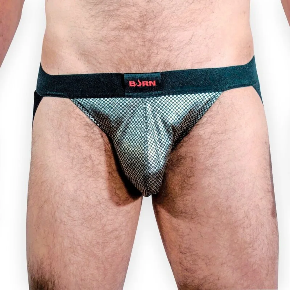 Jockstrap homme porté, ceinture élastique noire avec étiquette BJØRN rouge, slip transparent en maille métallisée argentée à motif quadrillé fin