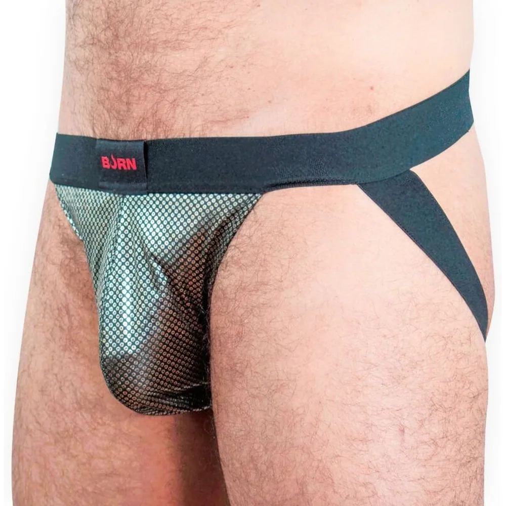 Jockstrap homme porté, ceinture élastique noire avec étiquette BJØRN rouge, slip transparent en maille métallisée argentée à motif quadrillé fin