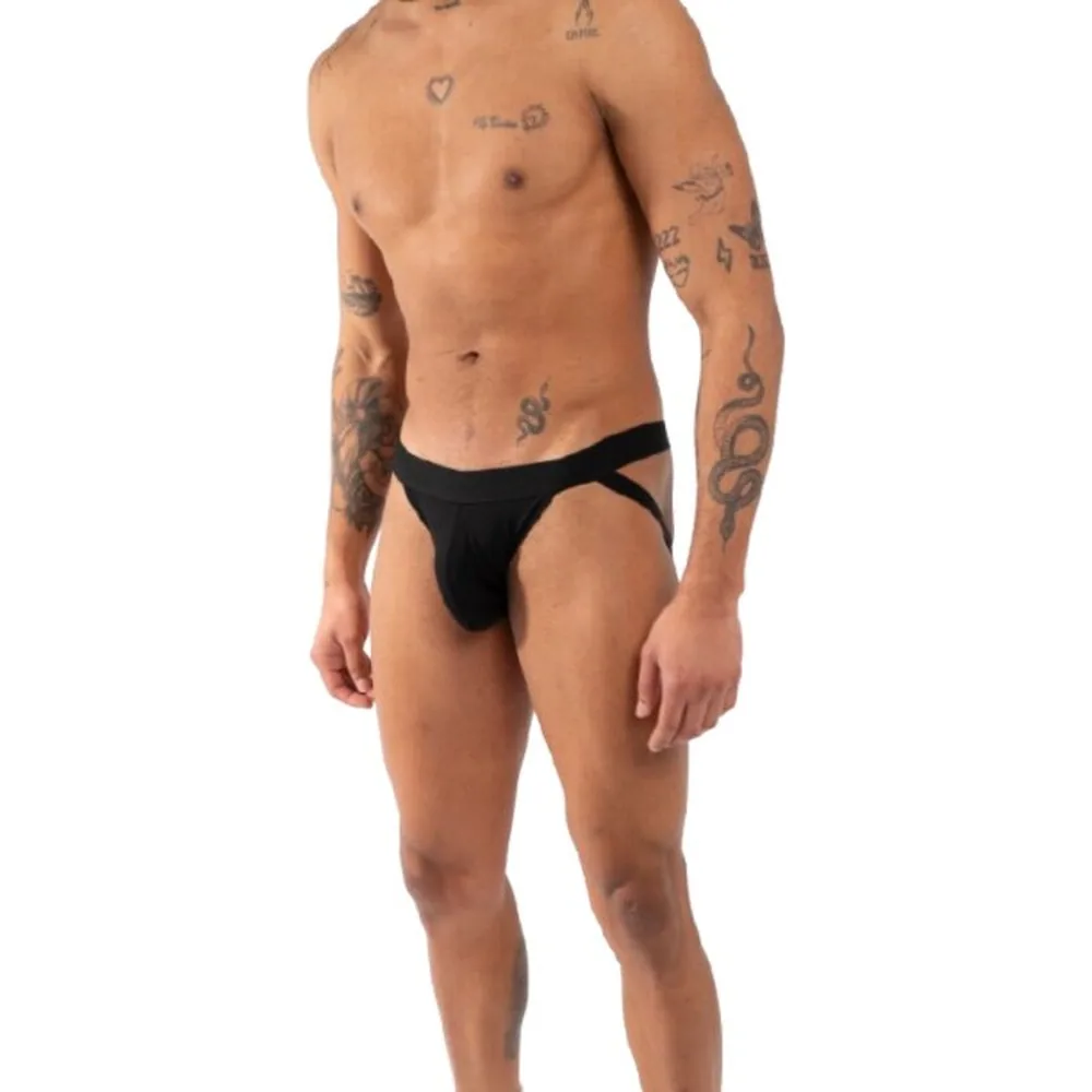 Jockstrap noir porté, avec deux sangles latérales par côté, taille basse, sur fond blanc