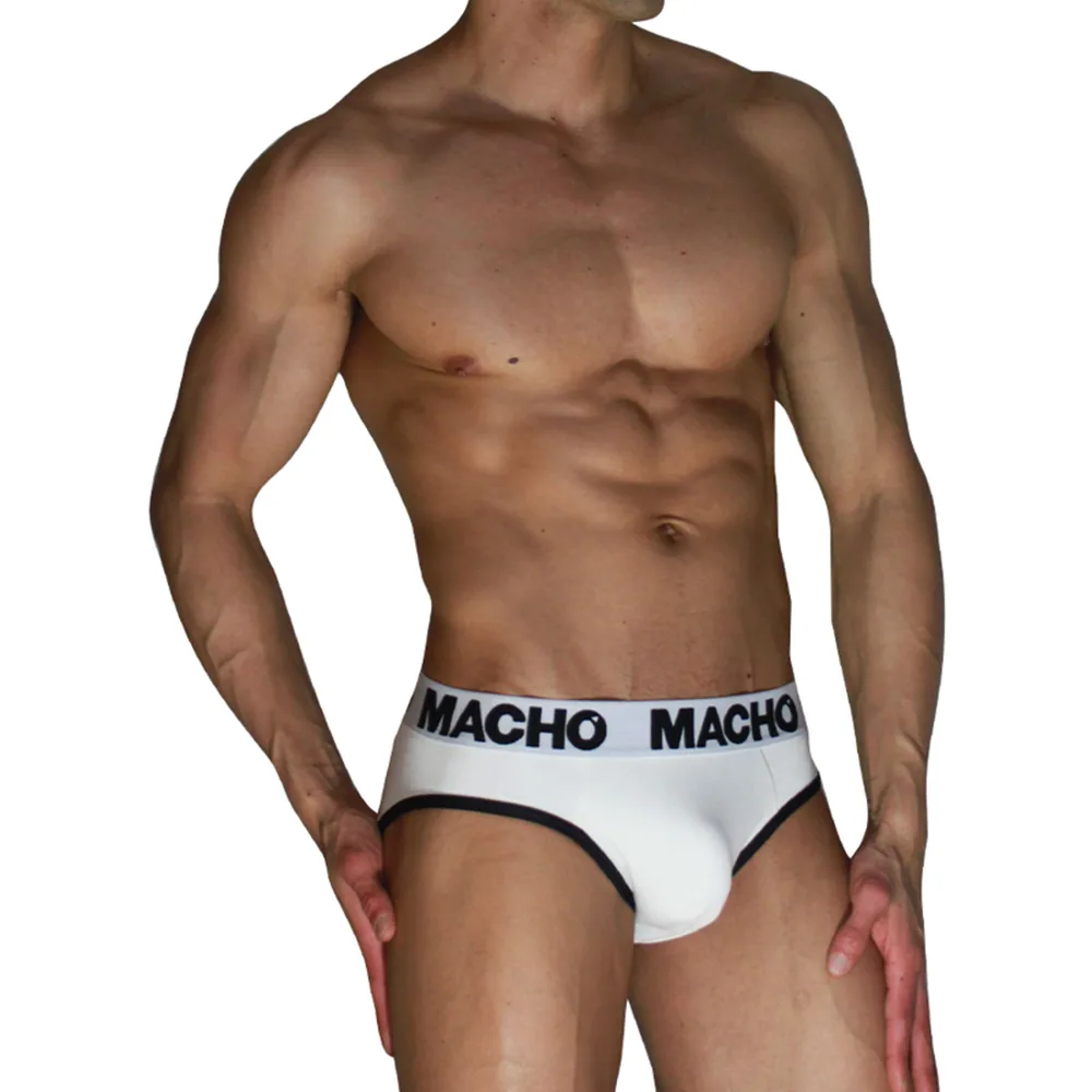Slip blanc de coupe classique avec ceinture siglée « MACHO » en noir et blanc, porté par un homme sur fond blanc