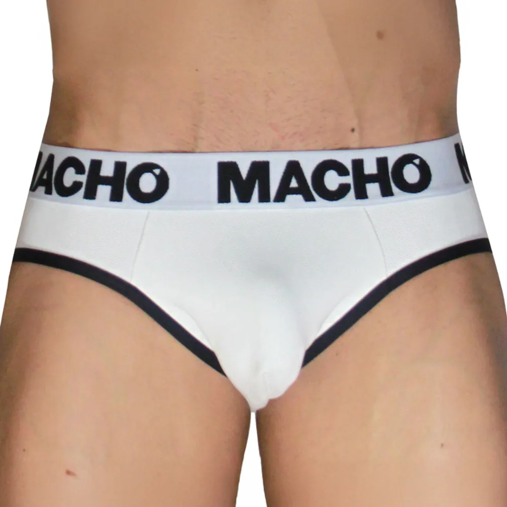 Slip blanc de coupe classique avec ceinture siglée « MACHO » en noir et blanc, porté par un homme sur fond blanc