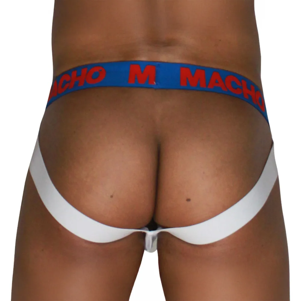 Jockstrap blanc avec bande élastique bleu et rouge à l'avant imprimée du texte « MACHO », vue de face porté