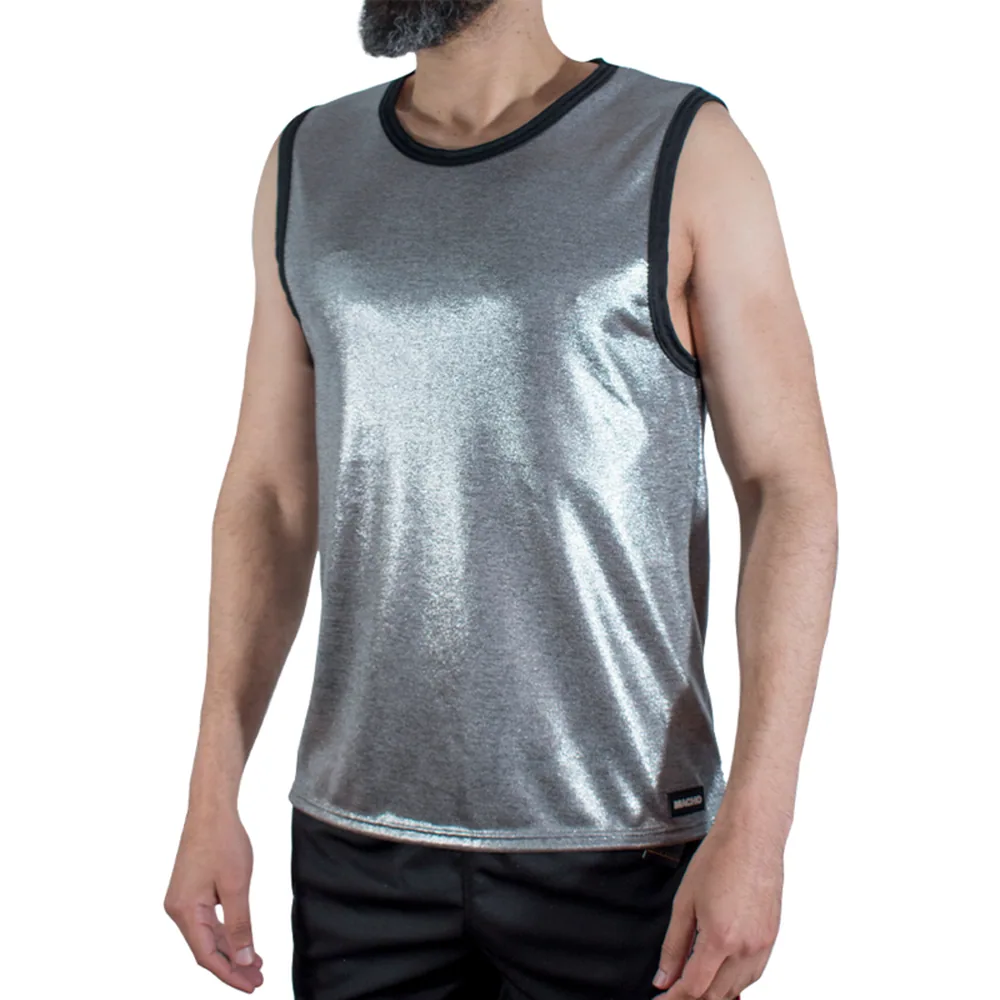 Débardeur sans manches en maille métallisée argent brillante, encolure ronde à lisière noire, porté sur fond blanc