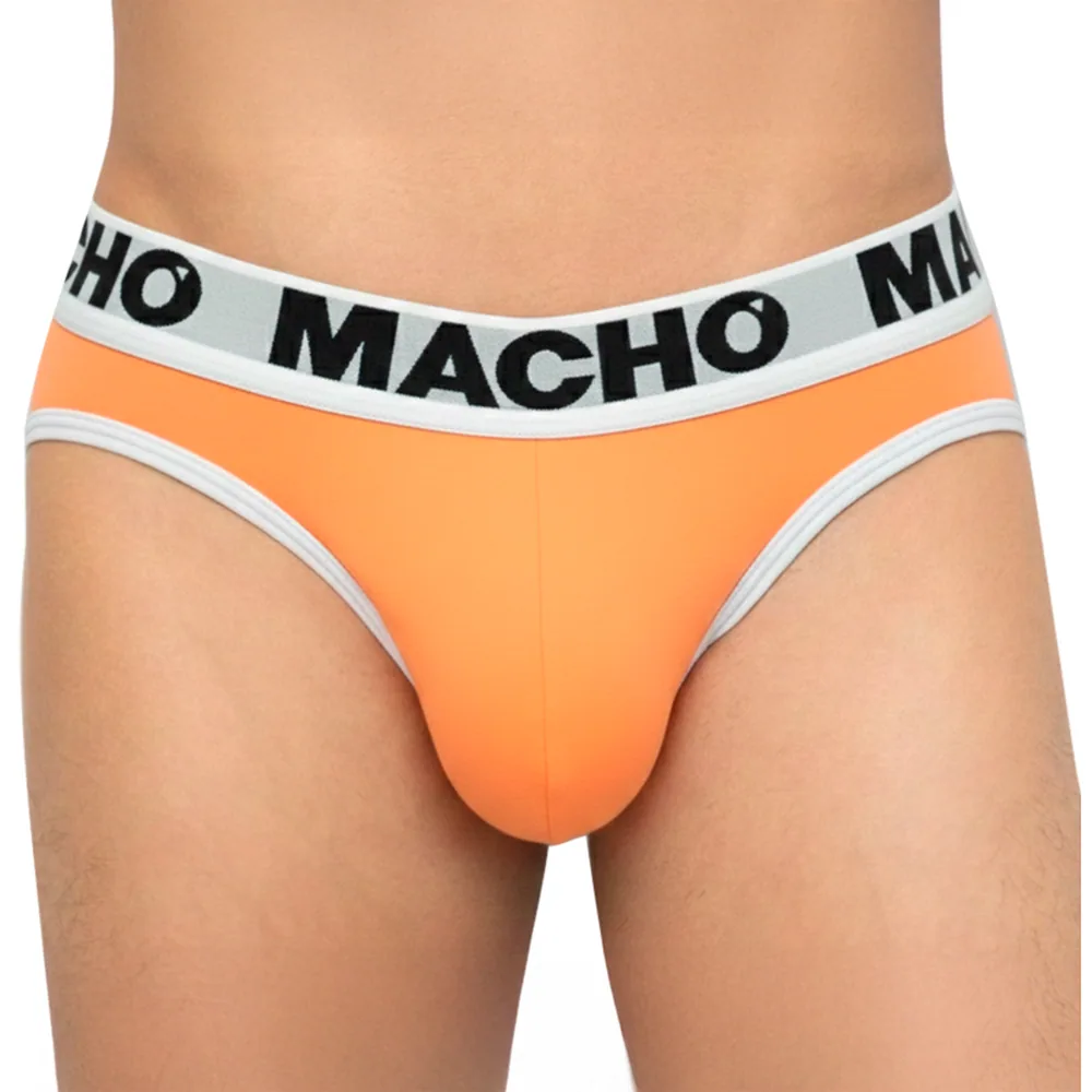 Slip orange vif avec bande élastique blanche inscrite "MACHO", coque avant structurée, porté par un homme sur fond neutre