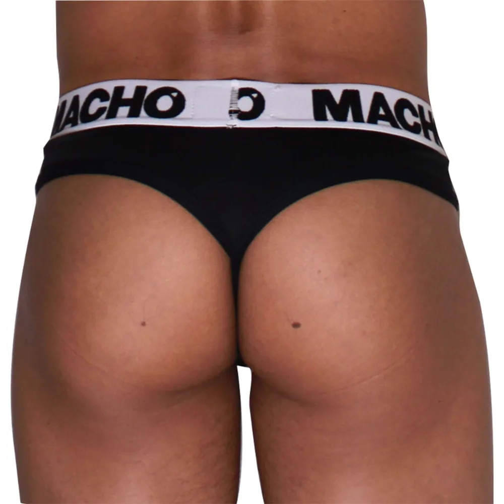 String noir avec bande élastique blanche et noire marquée « MACHO », porté de face sur fond blanc, vu du torse à mi-cuisse