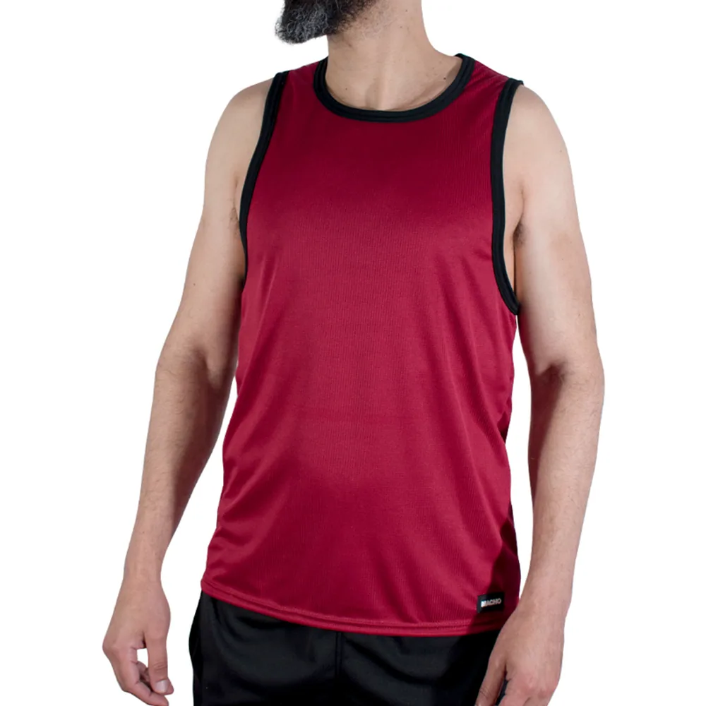 Débardeur de sport en maille rouge bordeaux avec finitions noires au col et aux emmanchures, porté sur fond blanc