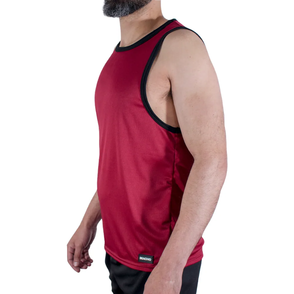 Débardeur de sport en maille rouge bordeaux avec finitions noires au col et aux emmanchures, porté sur fond blanc