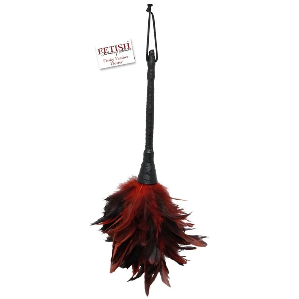 Caresseur à plumes rouge et noir avec manche en cuir noir tressé, tenu en main sur fond blanc