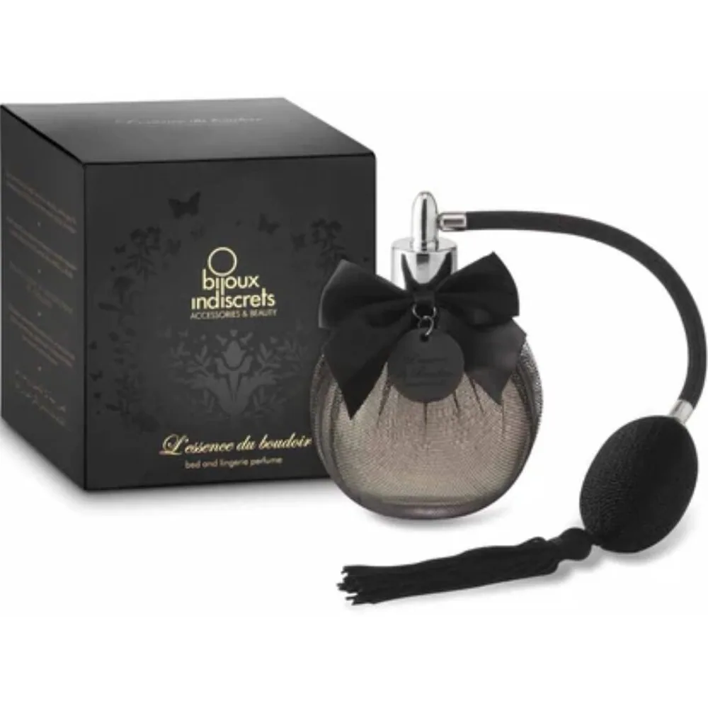 Flacon de parfum d'ambiance avec vaporisateur à poire, orné d'un nœud noir en satin et d'une jupe plissée grise, accompagné d'une poire de pulvérisation noire reliée par un tube noir