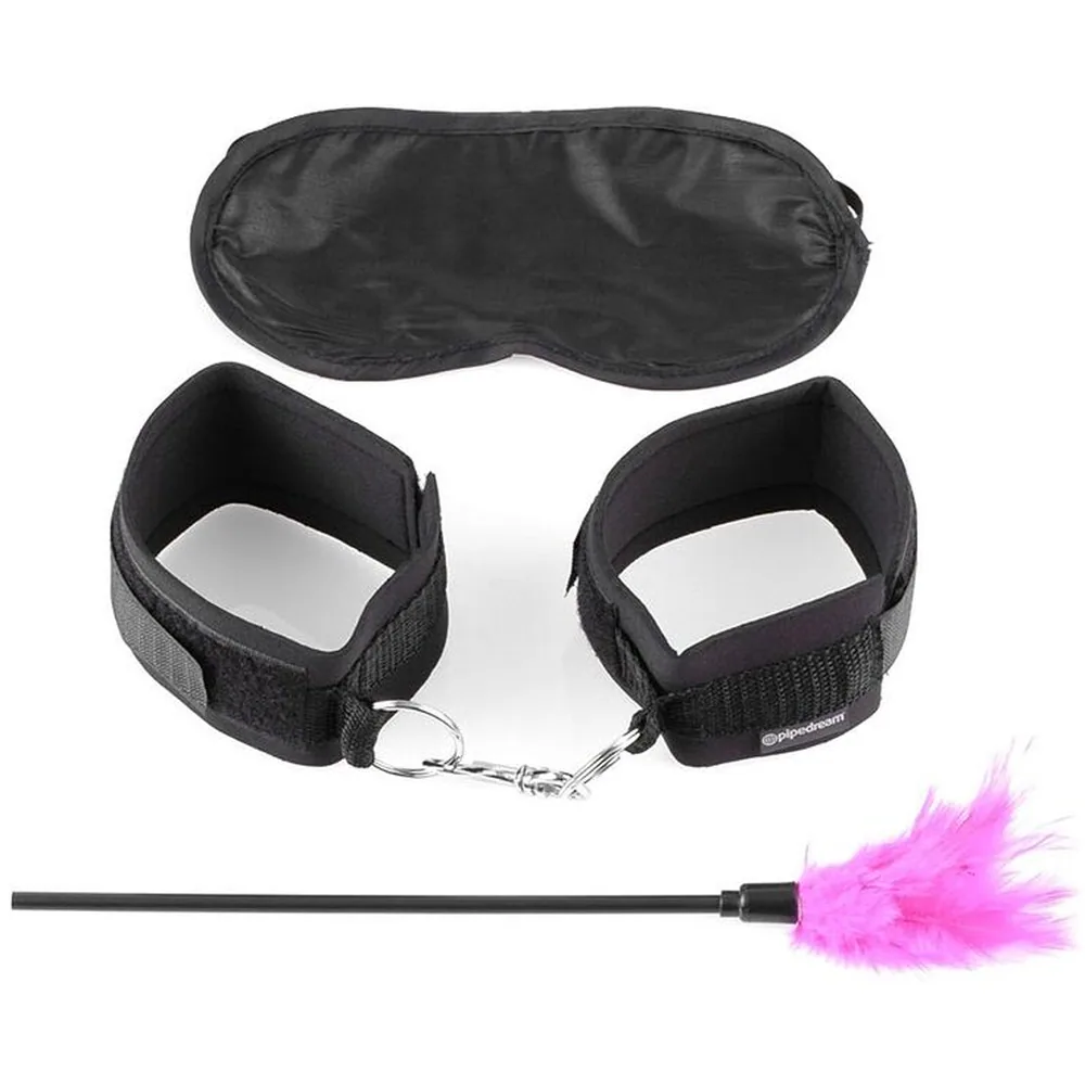 Emballage blanc du kit de séduction Fetish Fantasy Series montrant ses trois accessoires : entraves noires rembourrées, plumeau blanc et masque en satin noir
