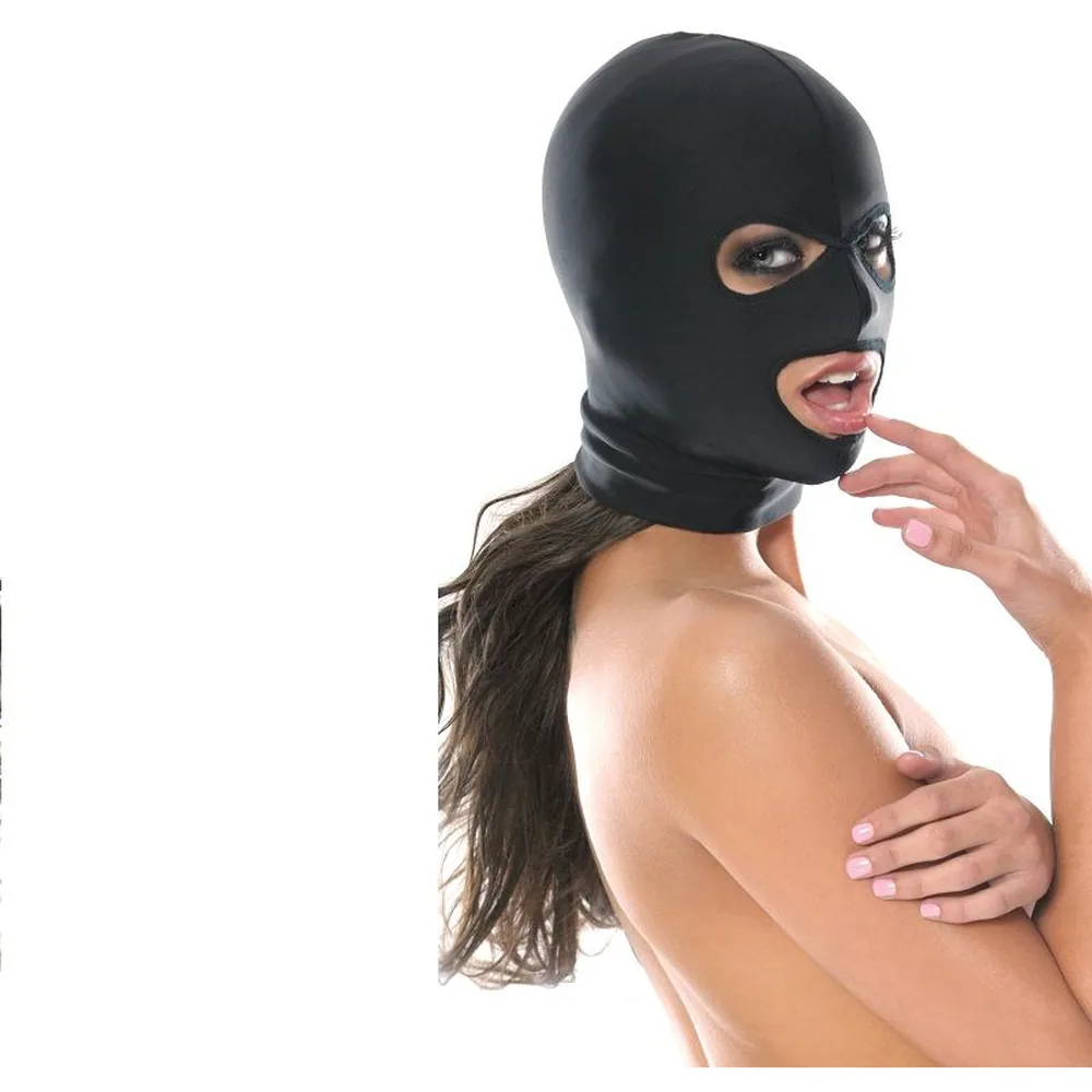 Emballage de la capuche Spandex 3-Hole Hood de la série Fetish Fantasy, montrant le produit noir avec ouvertures au niveau des yeux et de la bouche, porté en exemple