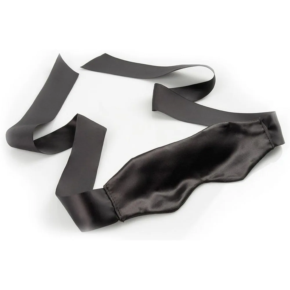 Emballage noir de la marque Fetish Fantasy Series présentant un bandeau de satin noir avec long ruban noué, porté par un mannequin sur fond gris